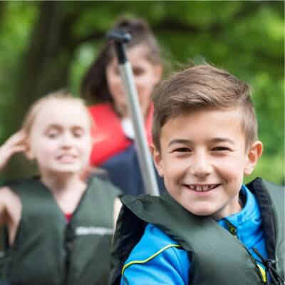 Kinder im Halbportrt schauen in die Kamera