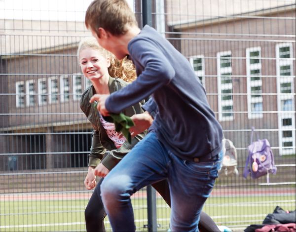 Zwei Jugendliche jagen einander