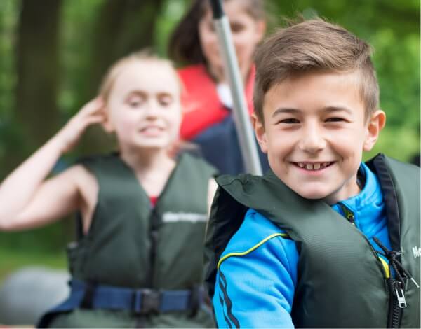 Kinder im Halbportrt schauen in die Kamera