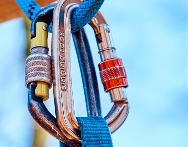 Jobs bei Schattenspringer Erlebnispädagogik Nahaufnahme mit zwei geschlossenen Karabinern