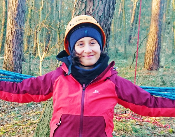 Mdchen schaut zufrieden in die Kamera