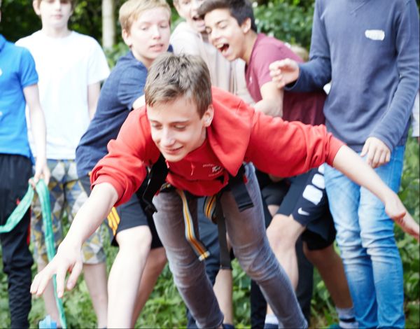 Zielsetzung Eine Gruppe Jugendlicher spielen ein Teamspiel